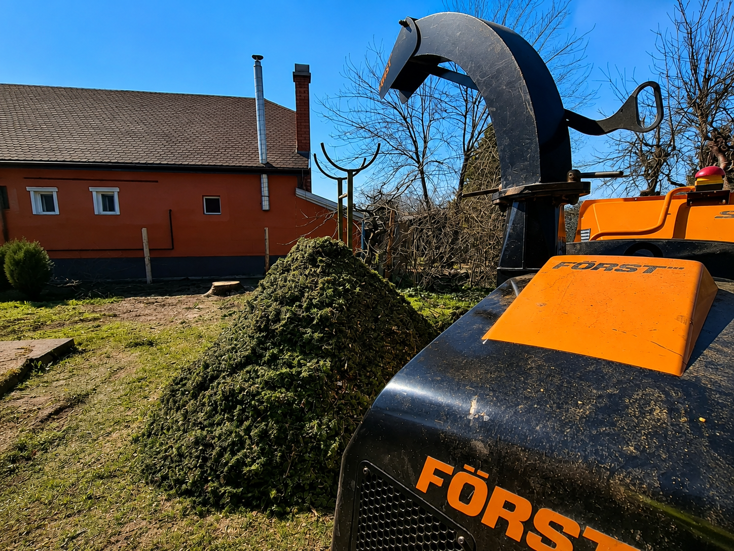 zöldhulladék ledarálása géppel