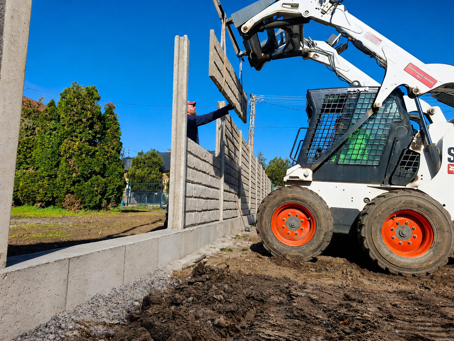 beton kerítés építése emelő autóval