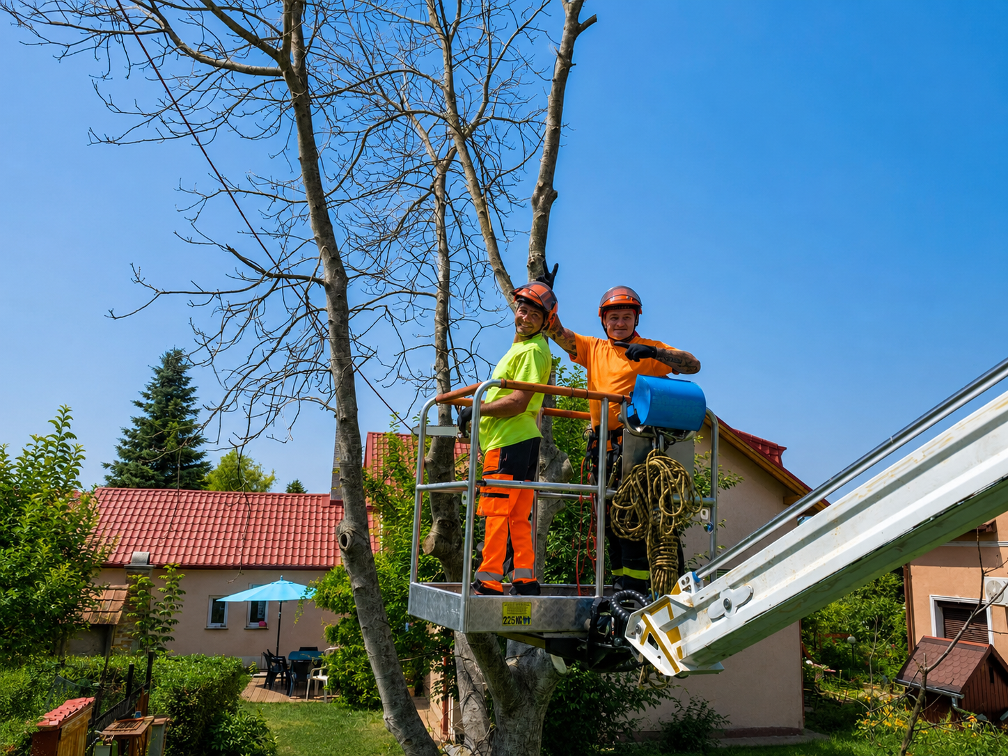 vidám csapat munka közben emelőkosárból integet