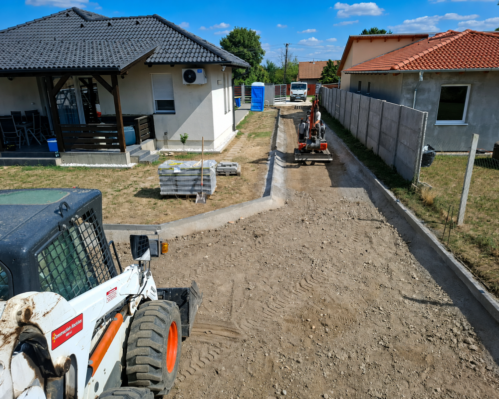Térkövezéshez előkészített udvari terület családi háznál Pest megyében